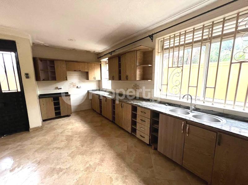 5 bedroom Apartment for rent kiwaatule road Kampala Central Kampala Central - 5