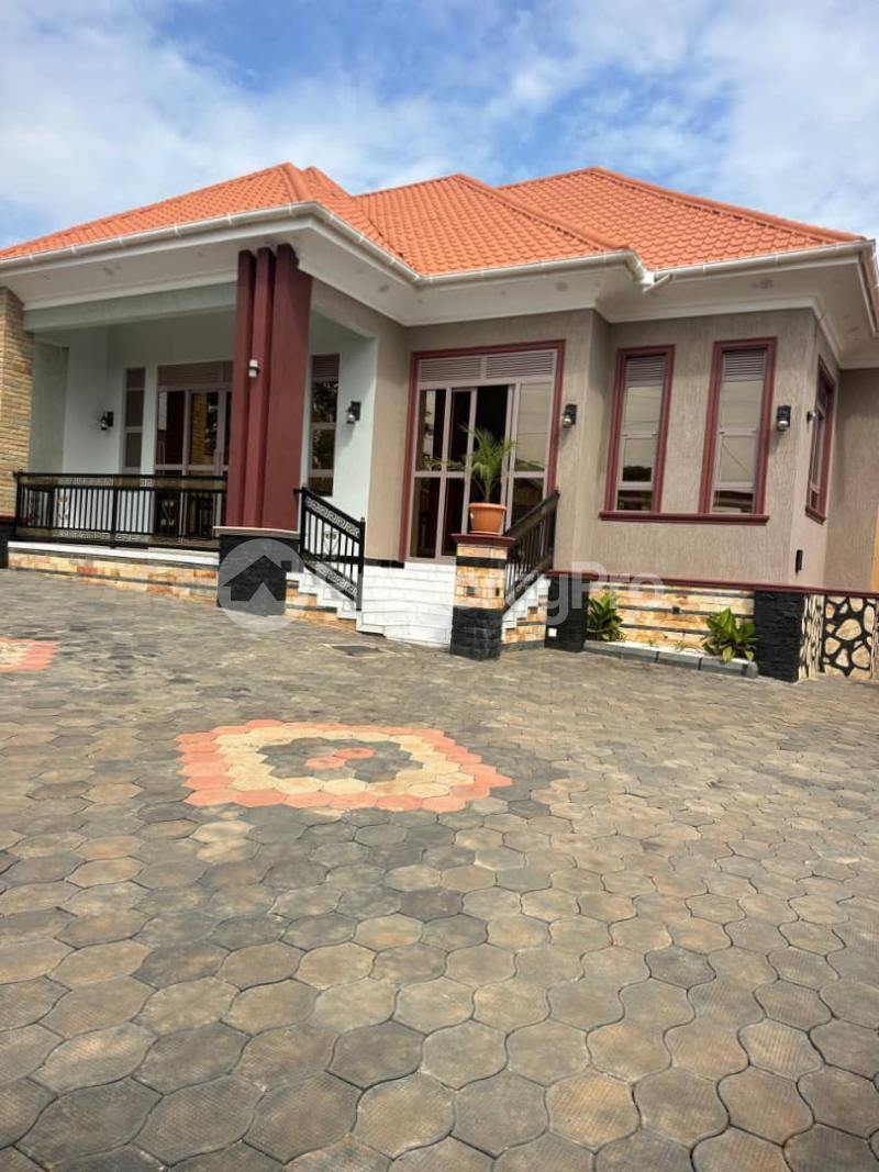 4 bedroom Villa for sale Bwebajja Entebbe road  Kampala Central Kampala Central - 0