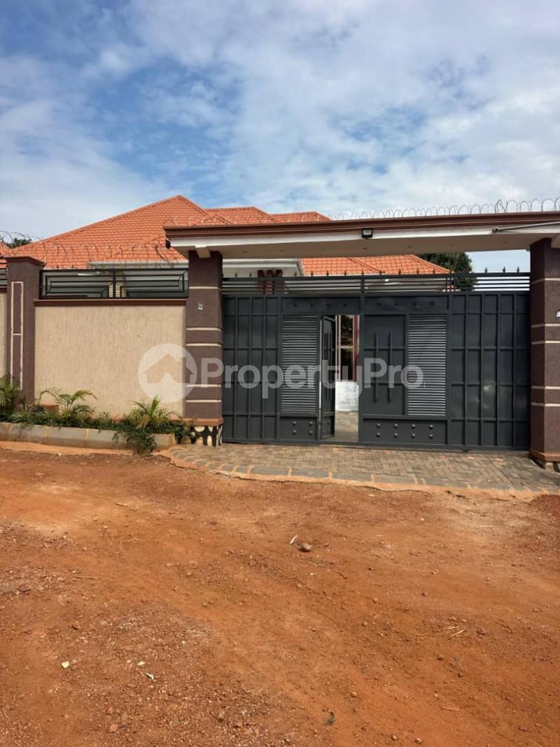 4 bedroom Villa for sale Bwebajja Entebbe road  Kampala Central Kampala Central - 1