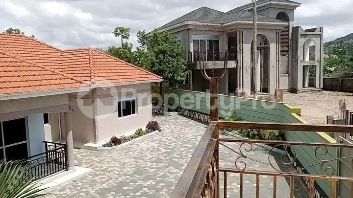 5 bedroom Bungalow Apartment for rent Muyonyo road  Kampala Central - 4