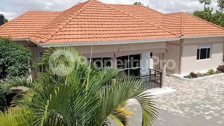 5 bedroom Bungalow Apartment for rent Muyonyo road  Kampala Central - 3