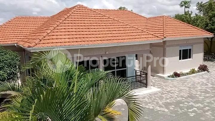 5 bedroom Bungalow Apartment for rent Muyonyo road  Kampala Central - 1