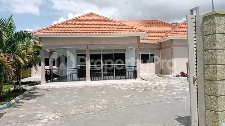 5 bedroom Bungalow Apartment for rent Muyonyo road  Kampala Central - 0