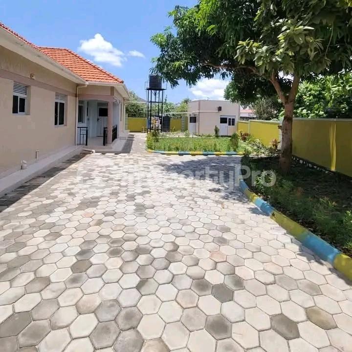 5 bedroom Villa for sale Mutungo Munyonyo road Express highway  Kampala Central Kampala Central - 6