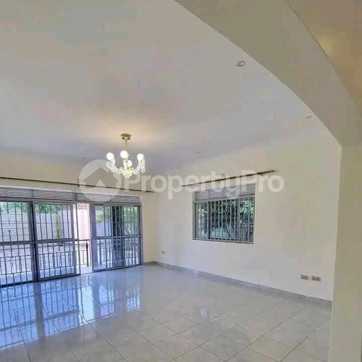 5 bedroom Villa for sale Mutungo Munyonyo road Express highway  Kampala Central Kampala Central - 4