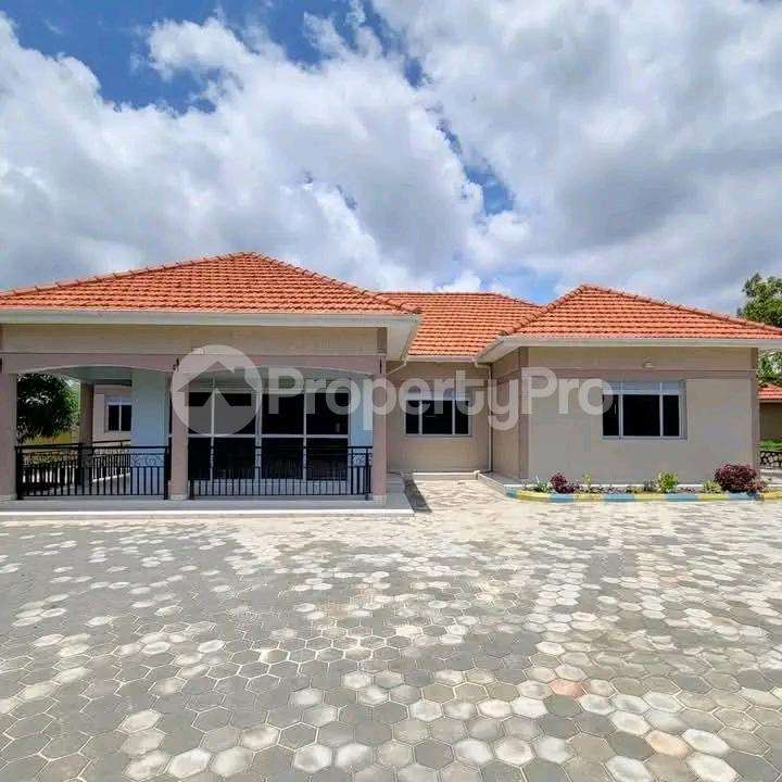 5 bedroom Villa for sale Mutungo Munyonyo road Express highway  Kampala Central Kampala Central - 0