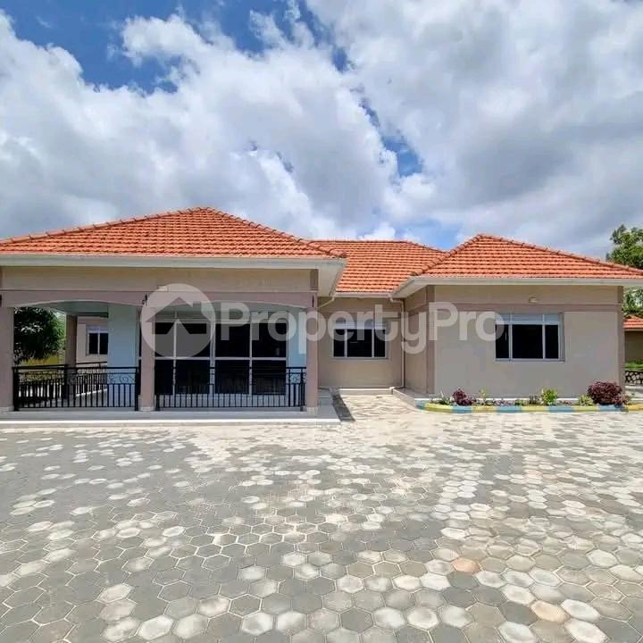 5 bedroom Villa for sale Mutungo Munyonyo road Express highway  Kampala Central Kampala Central - 1
