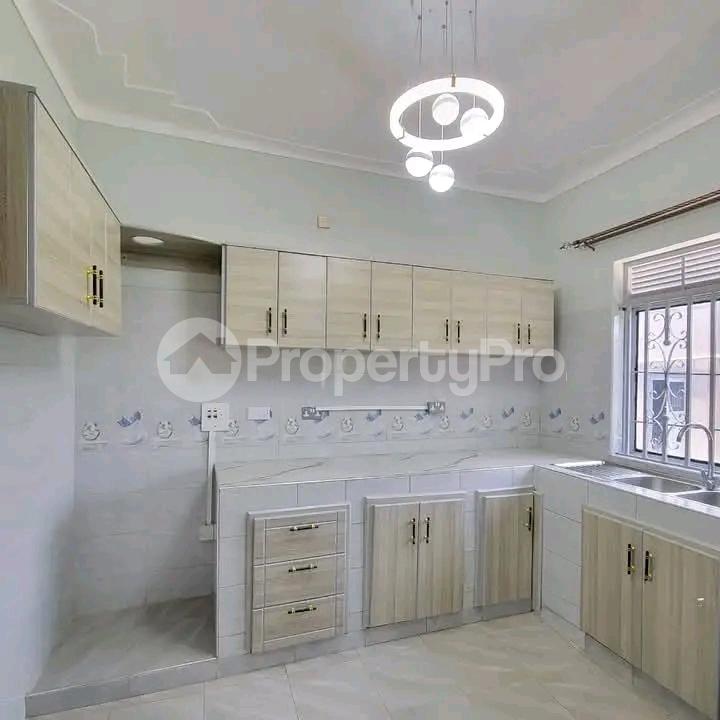 5 bedroom Villa for sale Mutungo Munyonyo road Express highway  Kampala Central Kampala Central - 2