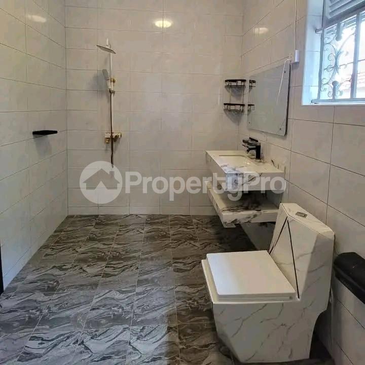 5 bedroom Villa for sale Mutungo Munyonyo road Express highway  Kampala Central Kampala Central - 3
