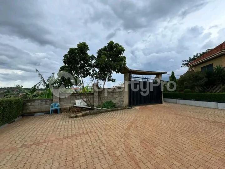 4 bedroom Bungalow Apartment for sale Kira road  Kira Wakiso Central - 2