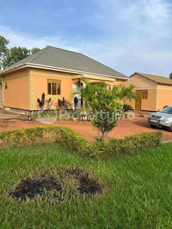 4 bedroom Villa for sale Wakiso kakiri hoima road Masulita Wakiso Central