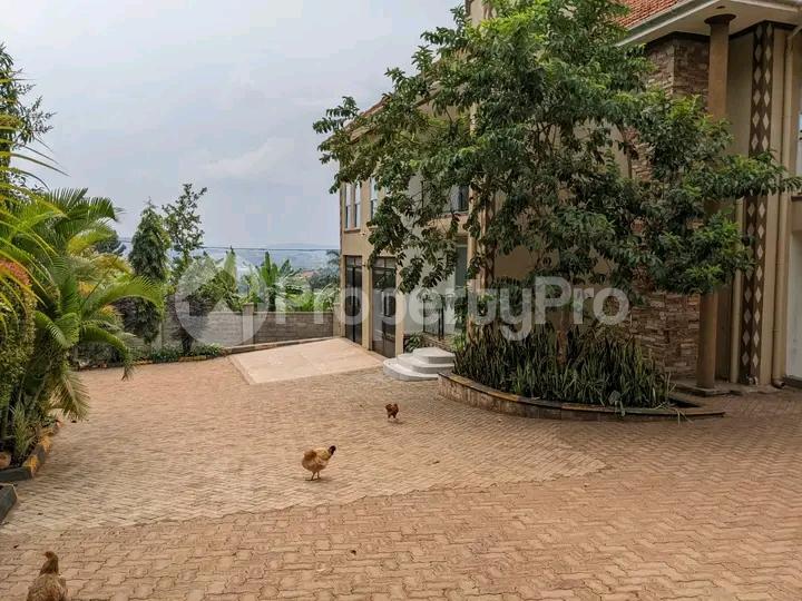 5 bedroom Bungalow Apartment for sale Bwebajja akright estate  Kampala Central Kampala Central - 1