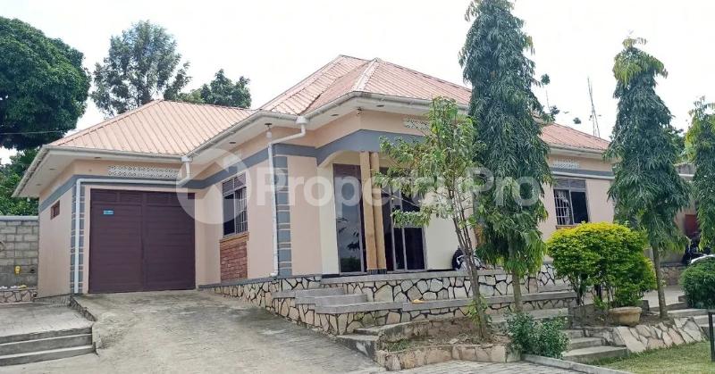 3 bedroom Villa for sale Bulamu mityana road  Nsangi Wakiso Central - 1