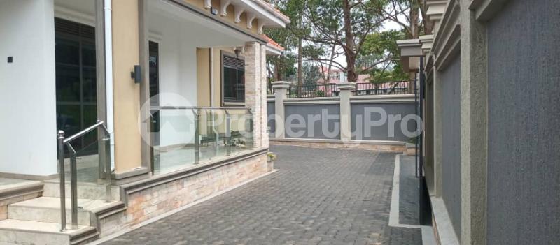 4 bedroom Villa for sale Kyaliwajjara namugongo road  Kira Wakiso Central - 3