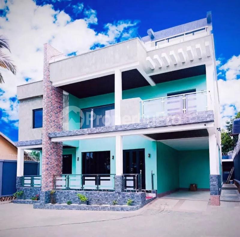 5 bedroom Villa for sale Namugongo town Kira Wakiso Central - 1