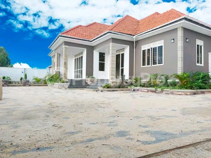 4 bedroom Bungalow Apartment for sale Kira road  Kira Wakiso Central - 0