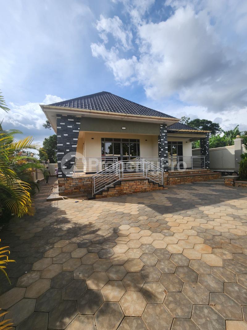 3 bedroom Villa for sale Entebbe road Ssabagado-Makindye Wakiso Central - 0