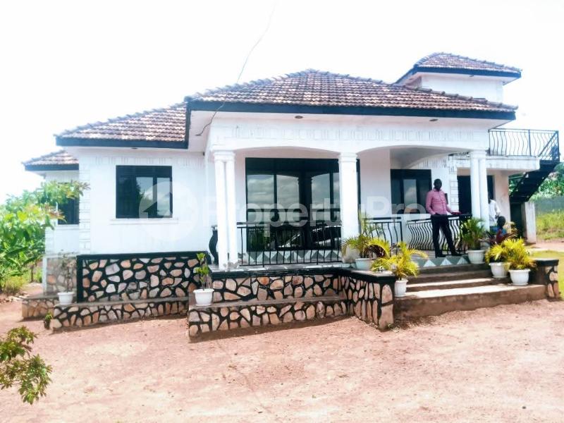 4 bedroom Villa for sale Maya nsanji masaka road  Nsangi Wakiso Central - 0