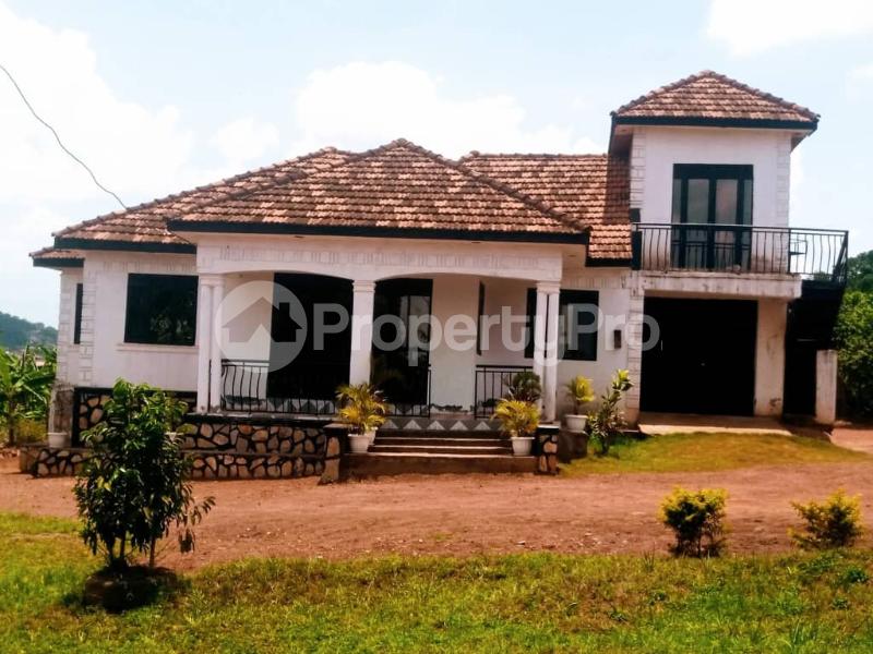 4 bedroom Villa for sale Maya nsanji masaka road  Nsangi Wakiso Central - 1