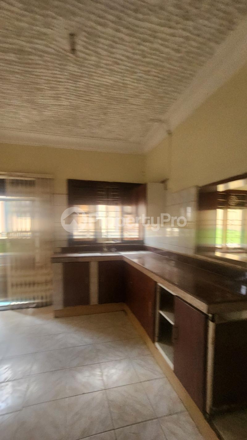 4 bedroom Villa for rent Bukasa road Makindye Kampala Central - 4