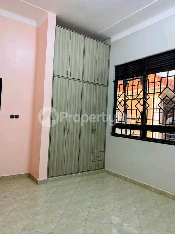 4 bedroom Apartment for sale Kitende Entebbe right road  Kampala Central - 11