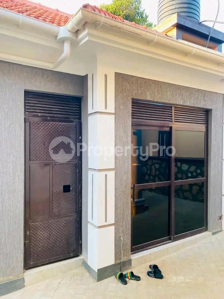 4 bedroom Apartment for sale Kitende Entebbe right road  Kampala Central - 3