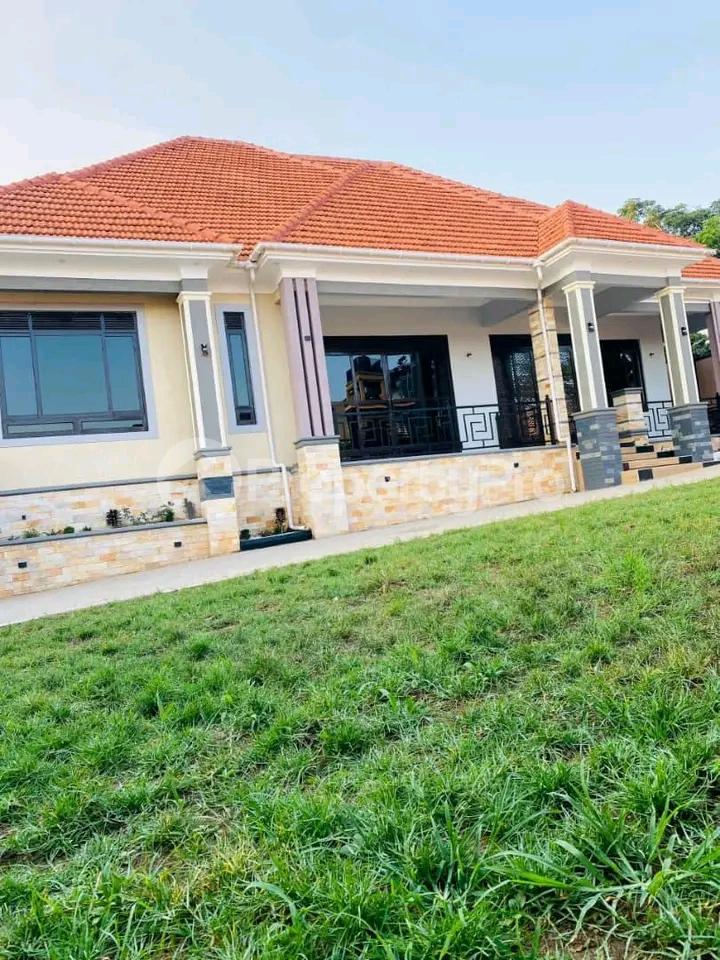 4 bedroom Apartment for sale Kitende Entebbe right road  Kampala Central - 1