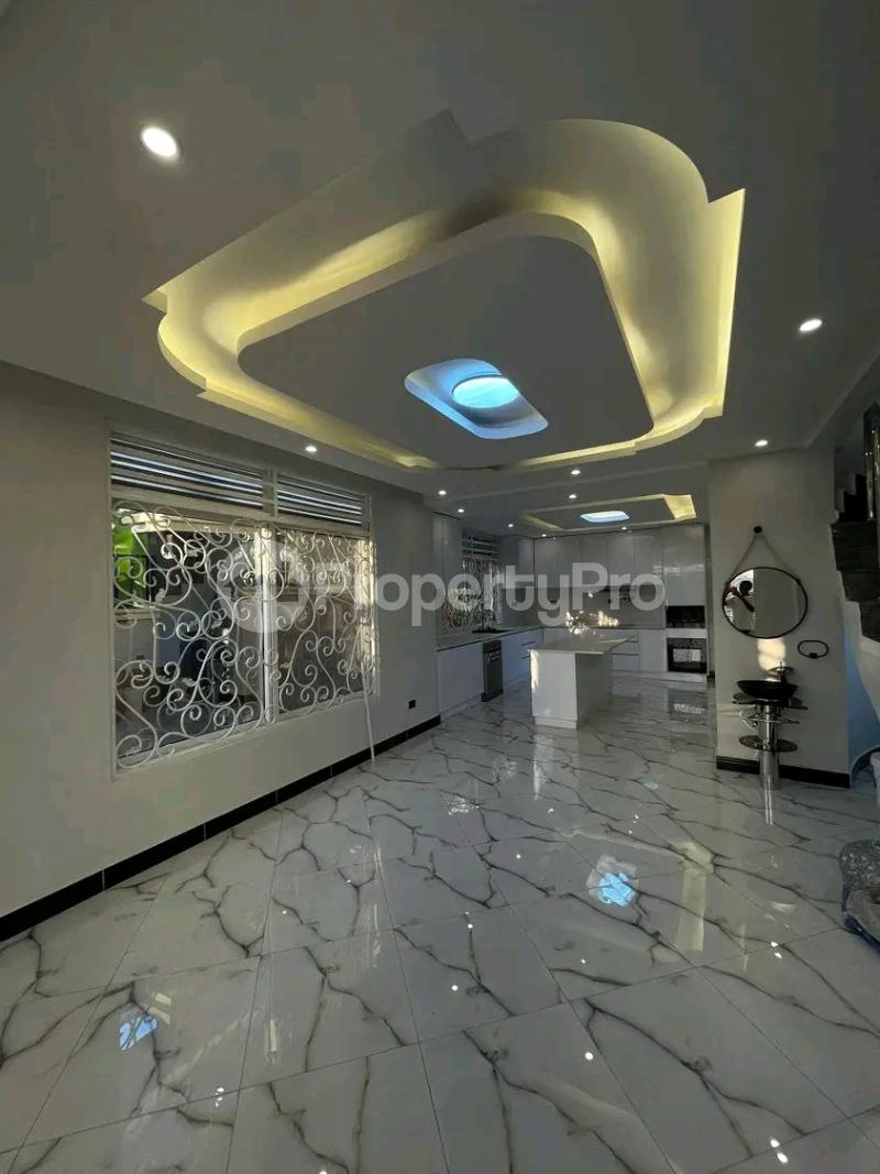 6 bedroom Villa for sale Bwebajja Entebbe rpad Ssabagado-Makindye Wakiso Central - 1