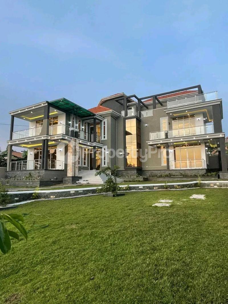 6 bedroom Villa for sale Bwebajja Entebbe rpad Ssabagado-Makindye Wakiso Central - 0