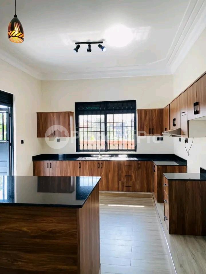 4 bedroom Bungalow Apartment for sale Bwebajja Entebbe road  Kampala Central Kampala Central - 1