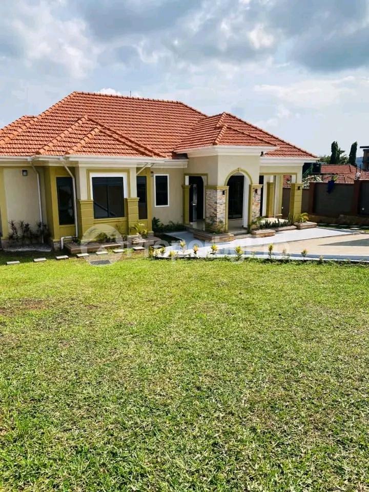4 bedroom Bungalow Apartment for sale Bwebajja Entebbe road  Kampala Central Kampala Central - 0