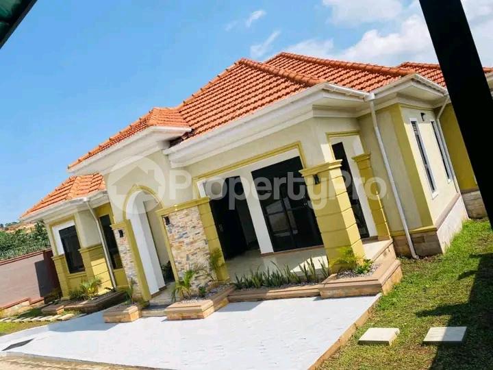 4 bedroom Bungalow Apartment for sale Bwebajja Entebbe road  Kampala Central Kampala Central - 3