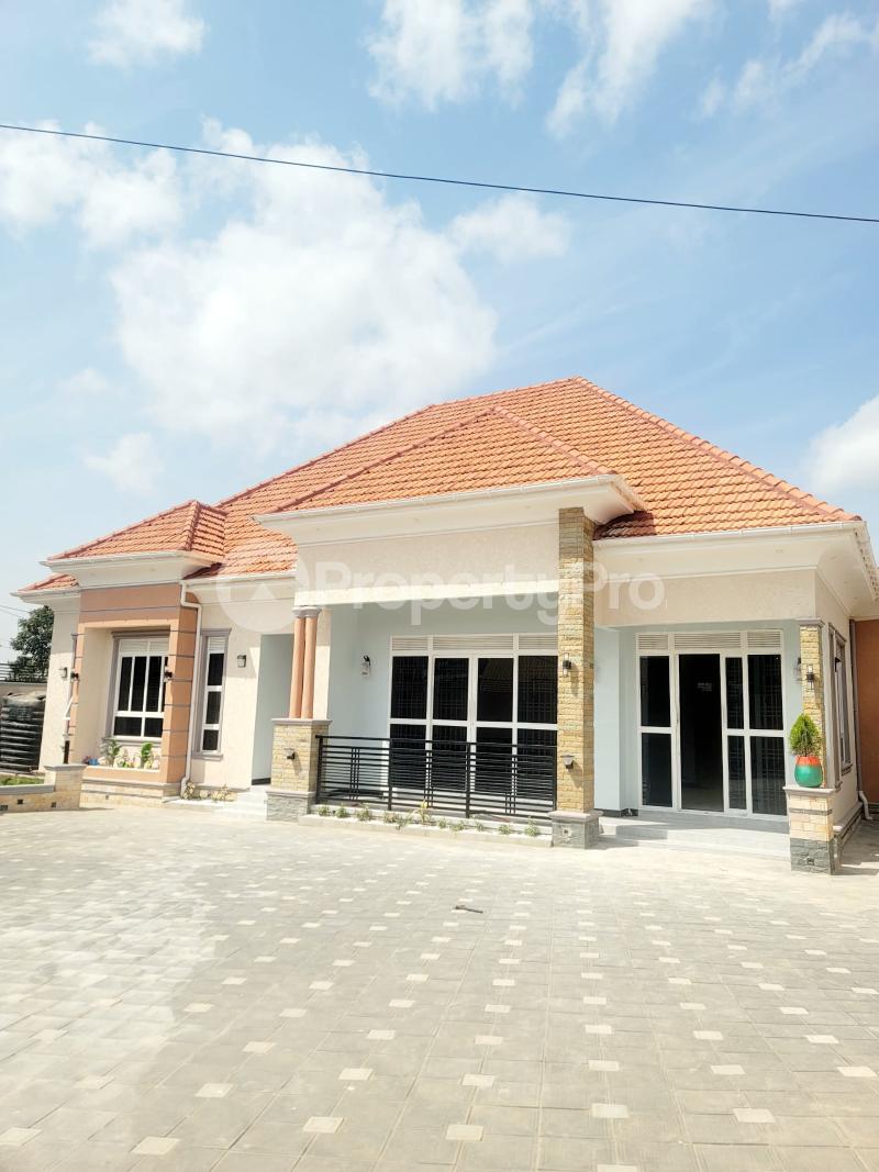 4 bedroom Bungalow Apartment for sale Kajansi entebbe road  Kampala Central Kampala Central