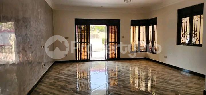 3 bedroom Bungalow Apartment for sale Kitende Entebbe right road  Kampala Central Kampala Central - 11