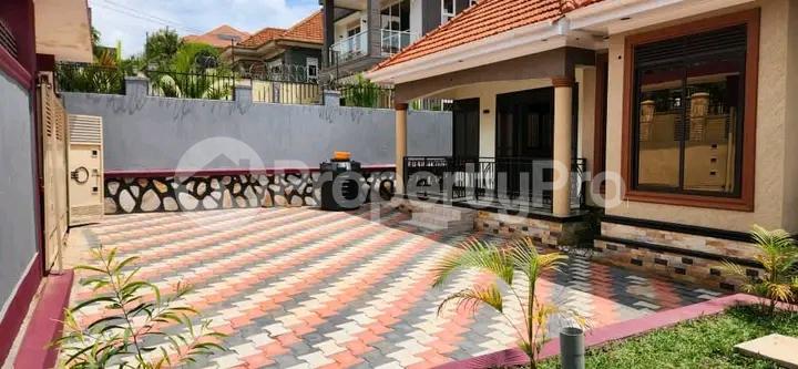3 bedroom Bungalow Apartment for sale Kitende Entebbe right road  Kampala Central Kampala Central - 3