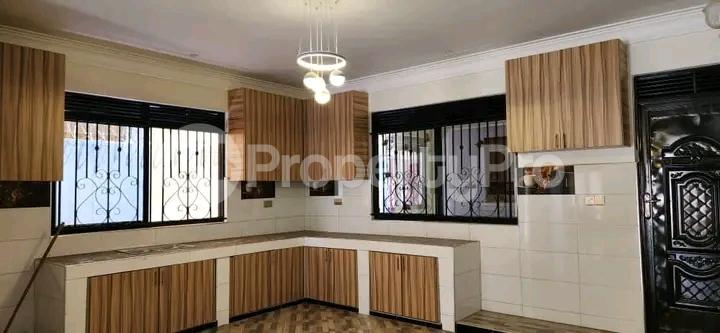 3 bedroom Bungalow Apartment for sale Kitende Entebbe right road  Kampala Central Kampala Central - 0