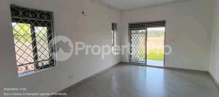 5 bedroom Bungalow Apartment for sale Gayaza road  Gayaza Wakiso Central - 2