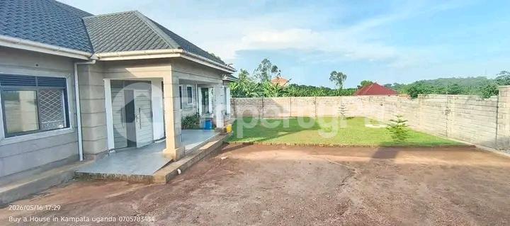 5 bedroom Bungalow Apartment for sale Gayaza road  Gayaza Wakiso Central - 9