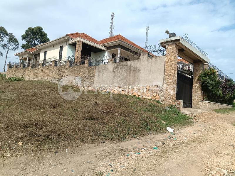 4 bedroom Villa for sale Namugongo sonde town hill view estate  Kira Wakiso Central - 1