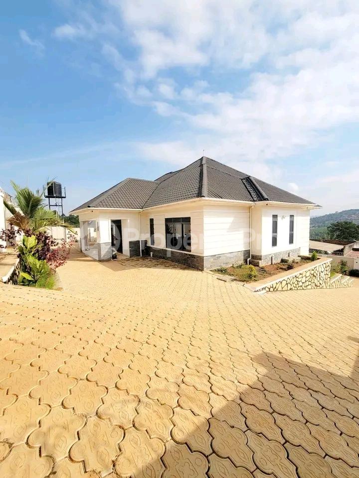 5 bedroom Apartment for sale Kitende entebbe road  Kampala Central Kampala Central - 5
