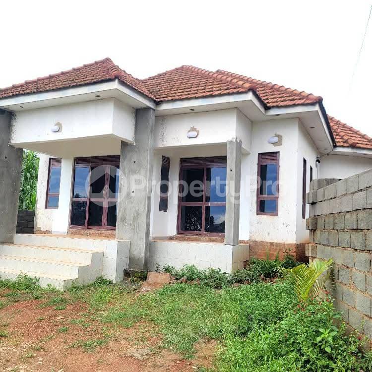 3 bedroom Villa for sale Kitende lumuli Entebbe road  Kampala Central Kampala Central - 1