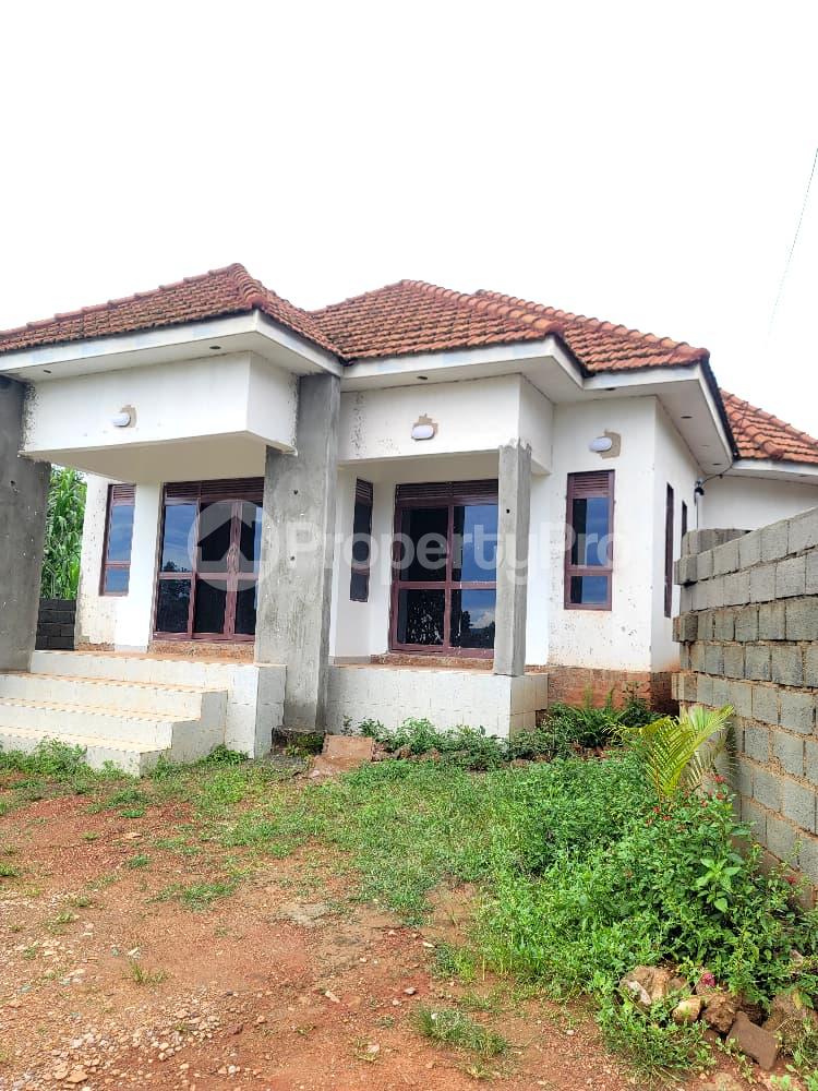 3 bedroom Villa for sale Kitende lumuli Entebbe road  Kampala Central Kampala Central - 0