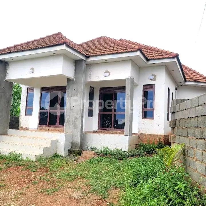 3 bedroom Bungalow Apartment for sale Kitende entebbe road  Kampala Central Kampala Central - 1
