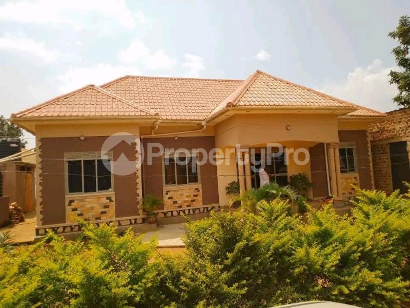3 bedroom Villa for sale Kawanda town bombo road Kawempe Wakiso Central - 1