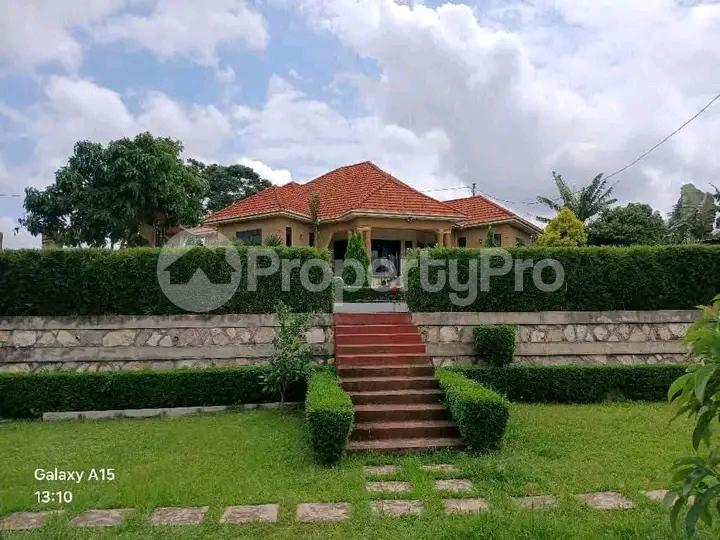 5 bedroom Bungalow Apartment for sale Kira road  Kira Wakiso Central - 3
