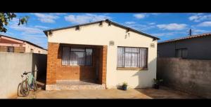3 bedroom Houses for sale Emgwanwini , Bulawayo  Emganwini Bulawayo High-Density Bulawayo