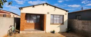 3 bedroom Houses for sale Emgwanwini , Near Tasha’s Supermarket  Emganwini Bulawayo High-Density Bulawayo