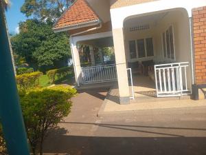2 bedroom Bungalow Apartment for rent Kololo air strip road Kampala Central Kampala Central