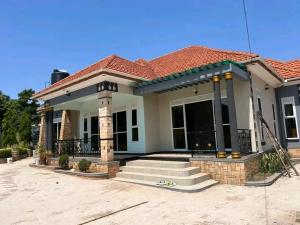 6 bedroom Bungalow Apartment for sale Kitende Entebbe right road  Kampala Central Kampala Central