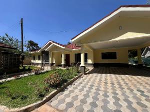 4 bedroom Bungalow Houses for rent Karen Nairobi
